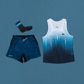 Outfit Pills | Man
. Tank Race Collection Blu, superleggera e 100% riciclata
. Shorts Bryce 2.0 blu cobalto, con 5 tasche in tessuto riciclato
. Calze Rockies azzurre, in Dryarn