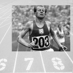 Il 19 settembre 1922 nasce Emil Zatopek, la “locomotiva umana”, dalla corsa quasi sgraziata ma tanto efficace da consentirgli di vincere, alle Olimpiadi di Helsinki del 1952, un oro nei 10000m, uno nei 5000 e infine nella Maratona, al suo debutto su quella distanza.
A quell’evento Wild Tee ha voluto dedicare la maglia Emil Z.
Evento celebre anche per l’abbraccio sul campo di gara con la moglie Dana Igrova che vinse un oro nel giavellotto a pochi minuti di distanza da quello di Emil sui 5000.

#zatopek #leggendeatletica